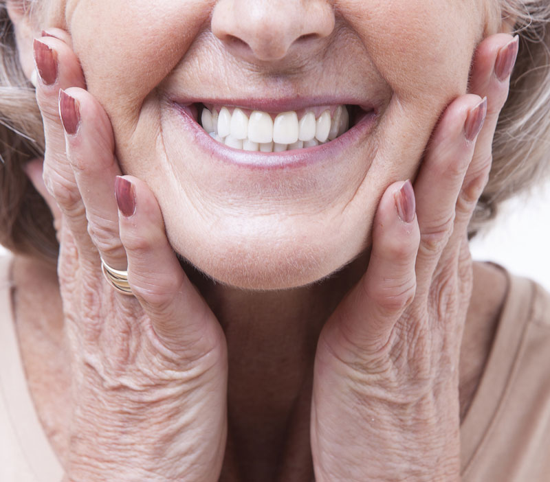 Zahnersatz bei Frau mit strahlendem Lachen