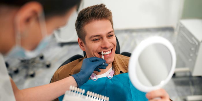 Zahnersatz bei Mann mit weißen Zähnen