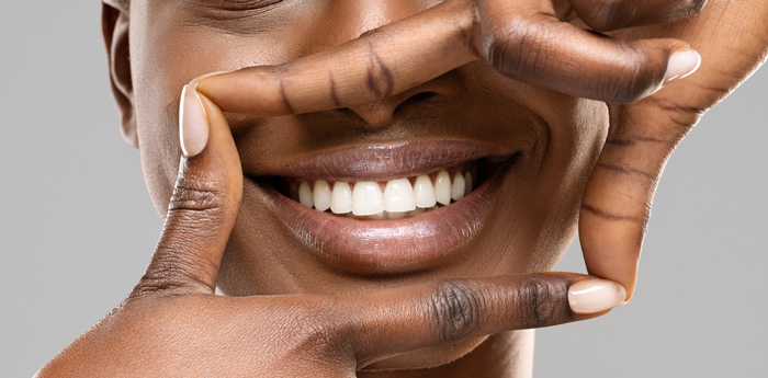 Lächelnde Frau mit strahlend weißen Zähnen