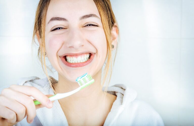 Frau lacht als Symbol für professionelle Zahnreinigung