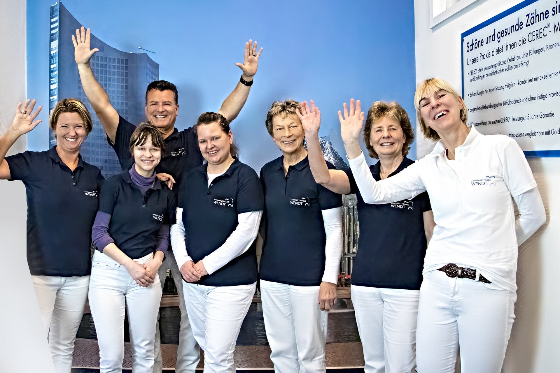 Zahnarzt wendt team winkt