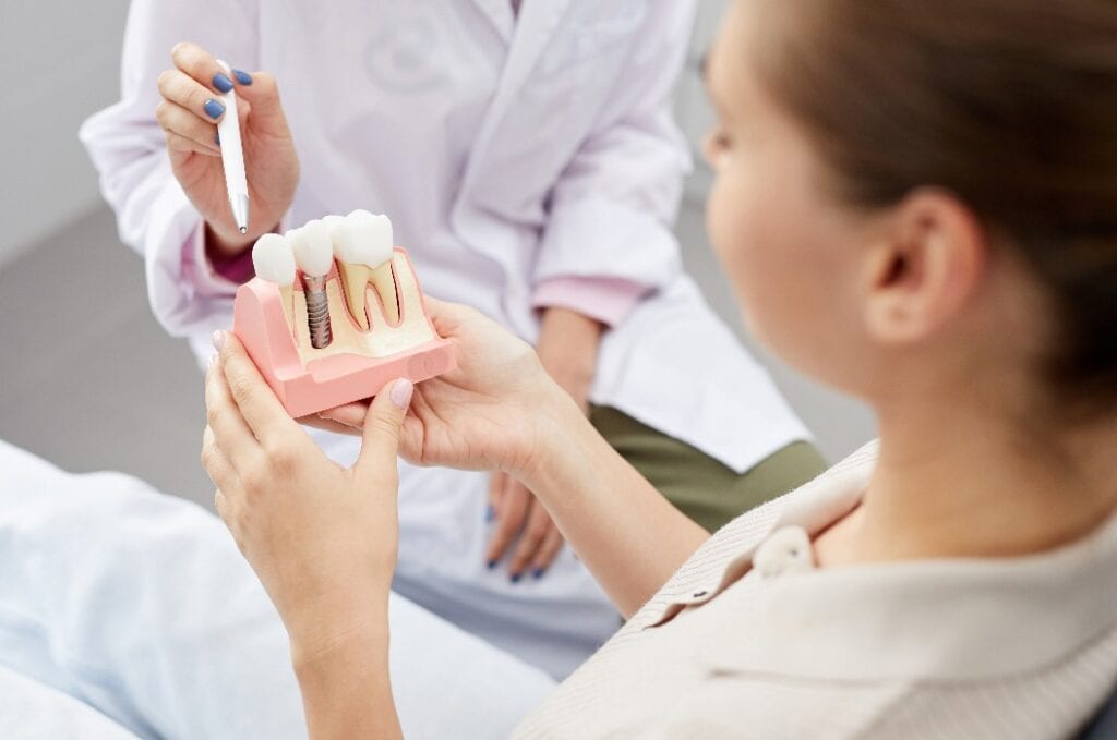 Zahnimplantat wird erklärt